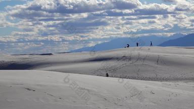 人走白色石膏金沙沙漠景观背景白色云沙子沙丘白色金沙国家纪念碑墨西哥美国